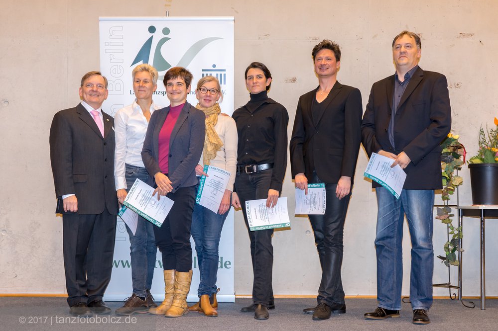 Verleihung LTV-Ehrennadeln für Equality durch Jürgen Beyer (von links): Kerstin, Cornelia, Monika Schmitt (Blau-Silber), Dan, Thomas Bensch & René Gunhold (TSC richtigrum) (Foto: René Bolcz)