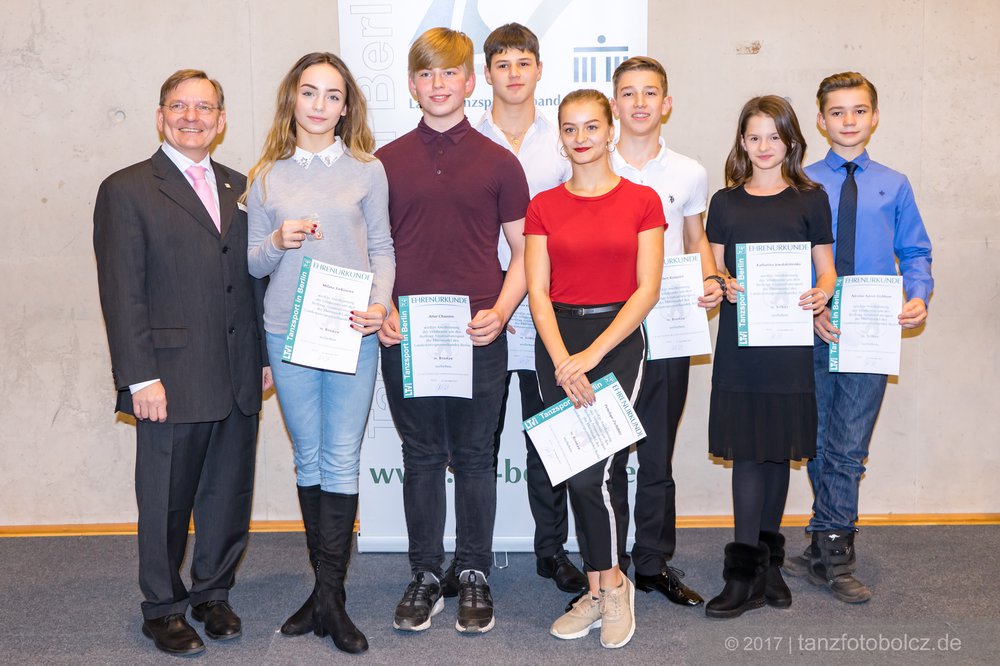 Verleihung LTV-Ehrennadeln für die Jugend durch Jürgen Beyer (von links): Milana, Arthur, Efrem, Penelope, Albert, Katharina & Nicolas Aaron (Foto: René Bolcz)
