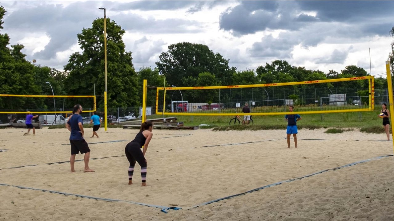 Beachvolleyball für Menschen aus der Ukraine und andere Geflüchtete Пляжний волейбол